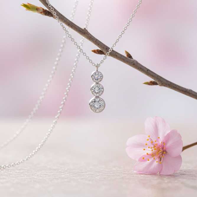 Platinum Three graduating diamond necklace 