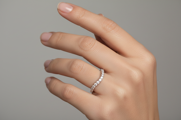 Aubury Shared Prong Curved Band